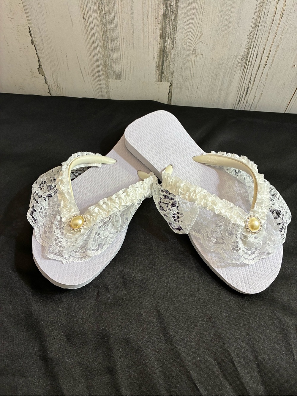 Women's white  Lace Pearl Accent  bride wedding  beach Flip Flop Sandals Sz 9